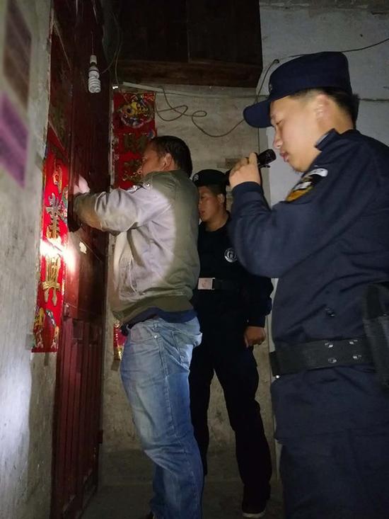 文山粗心妈妈误将幼女锁家中 