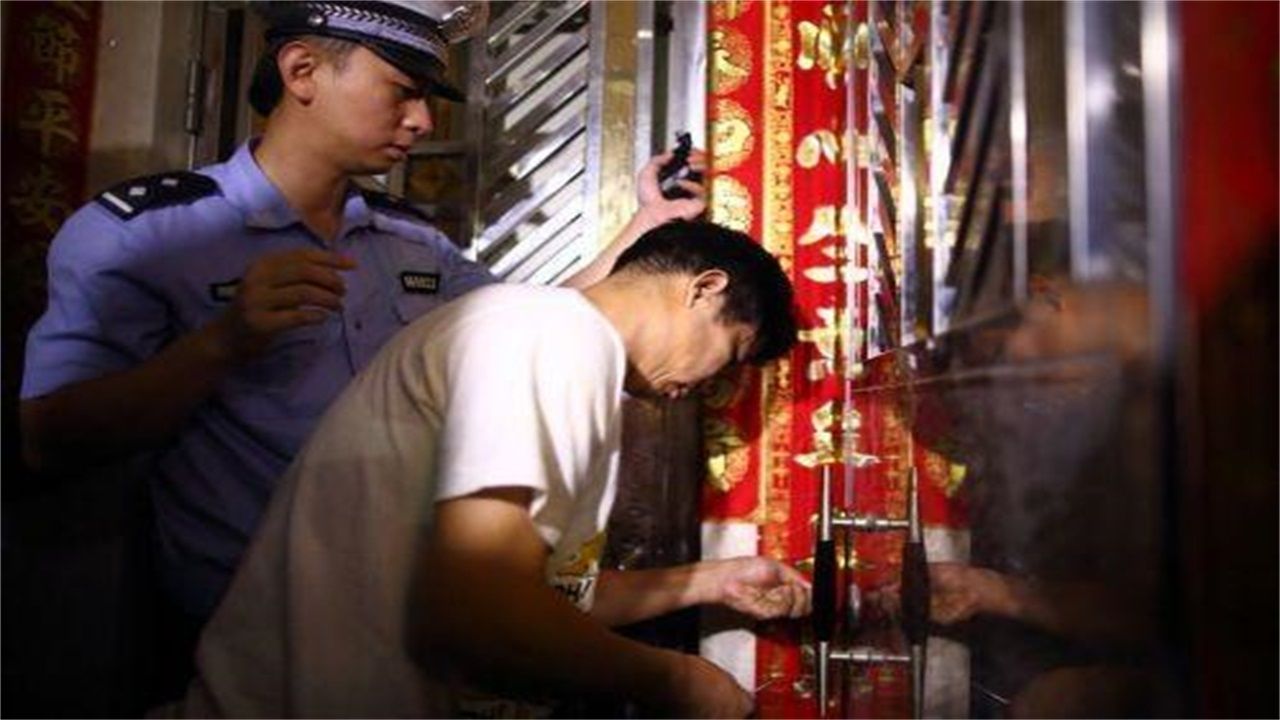 文山请开锁师傅开了锁后，师傅